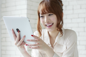 ホームページ更新する女性